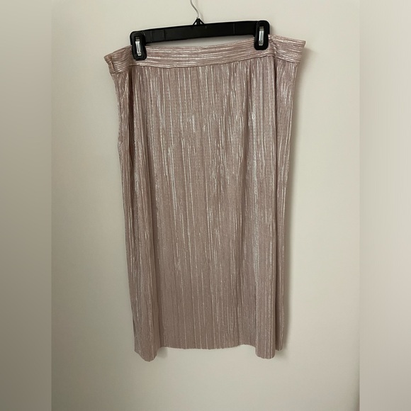 Shiny pink pencil premise skirt! 🩷 - Picture 2 of 4